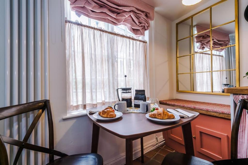 Rustic Chester Cottage Near Shops & Terrace Bagian luar foto
