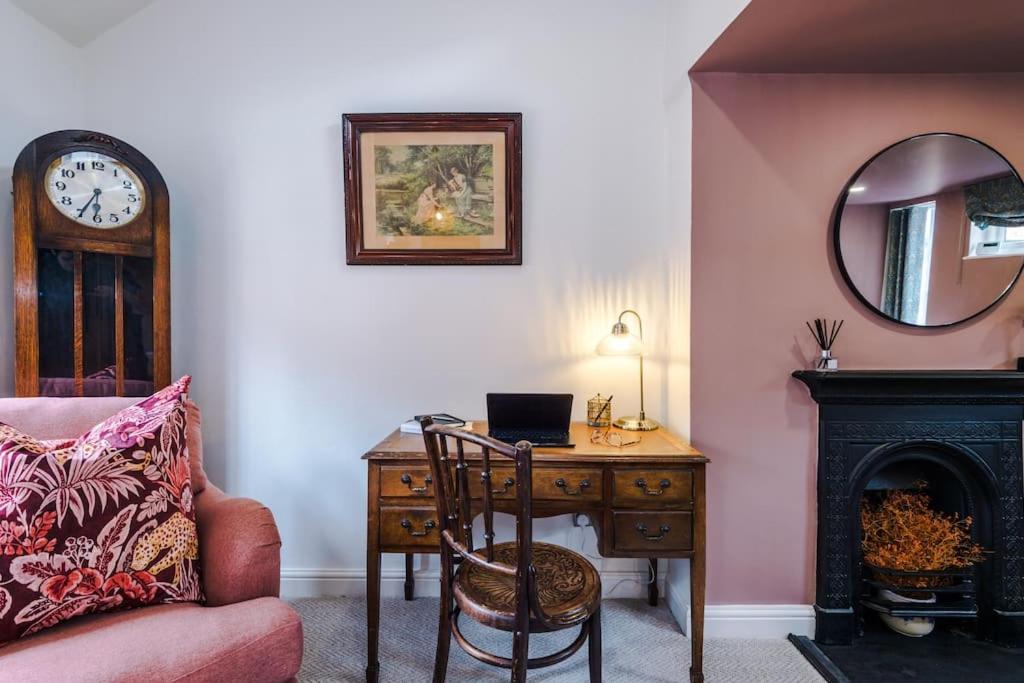 Rustic Chester Cottage Near Shops & Terrace Bagian luar foto