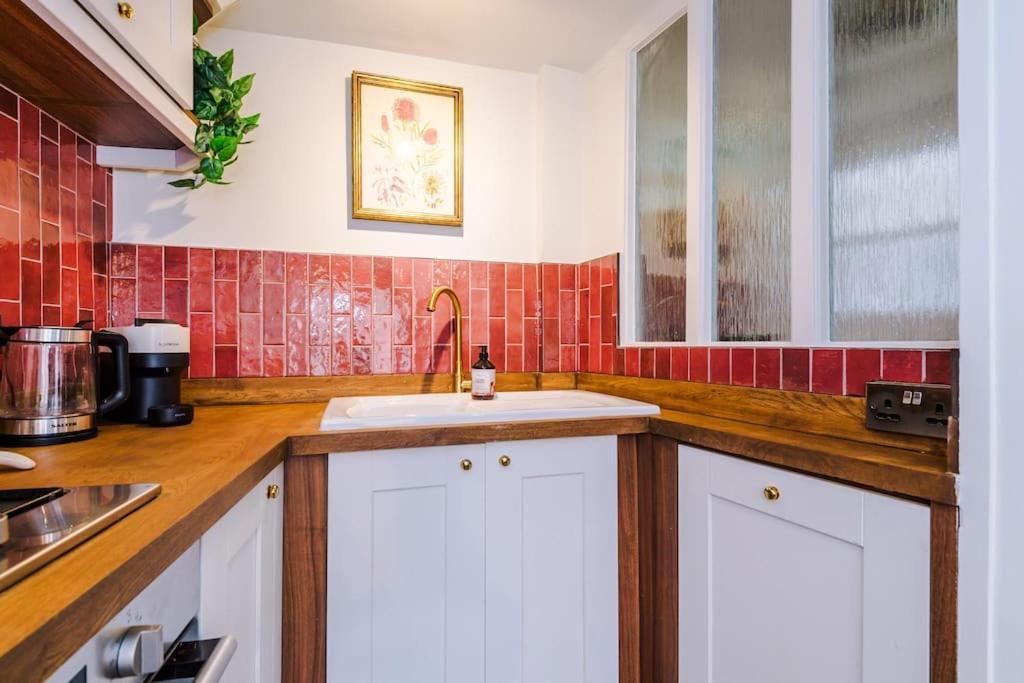 Rustic Chester Cottage Near Shops & Terrace Bagian luar foto